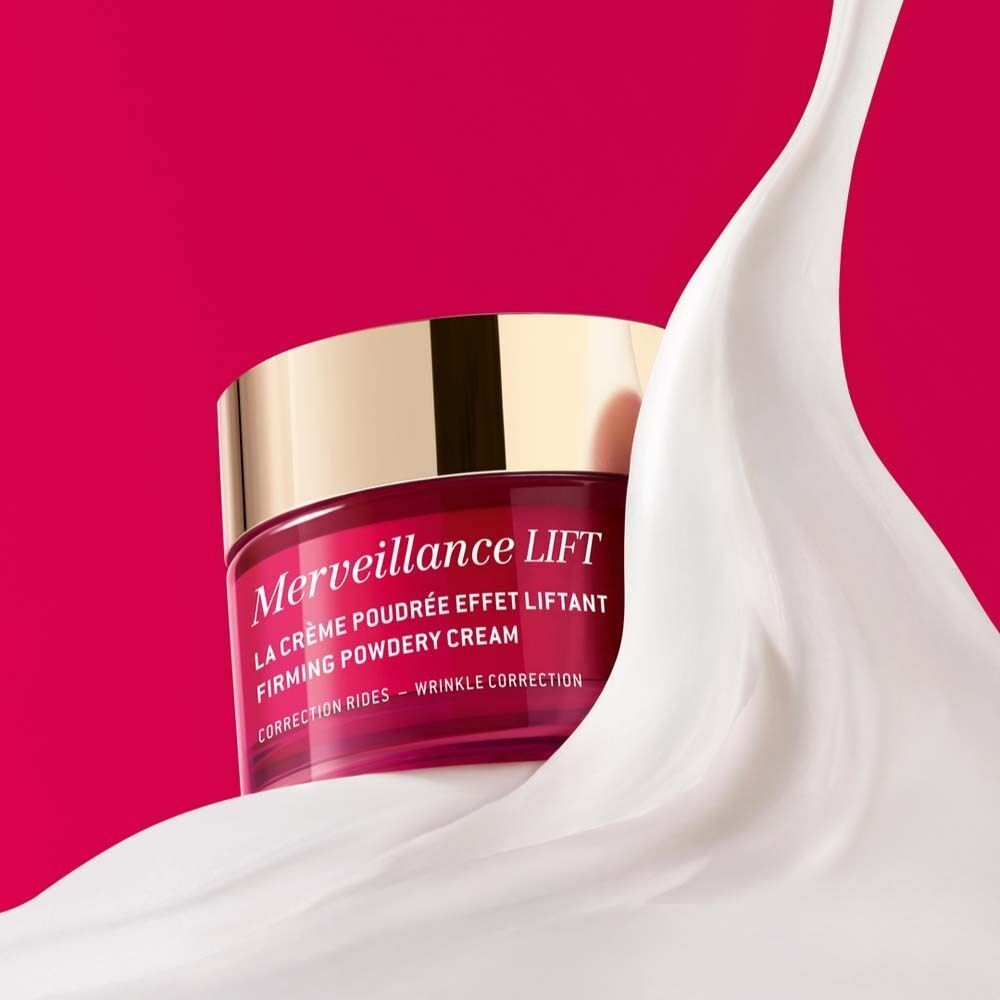 Tiegel mit Creme, umgeben von weißer Flüssigkeit. Aufschrift: Merveillance LIFT, LA CRÈME POUDREE EFFET LIFTANT.