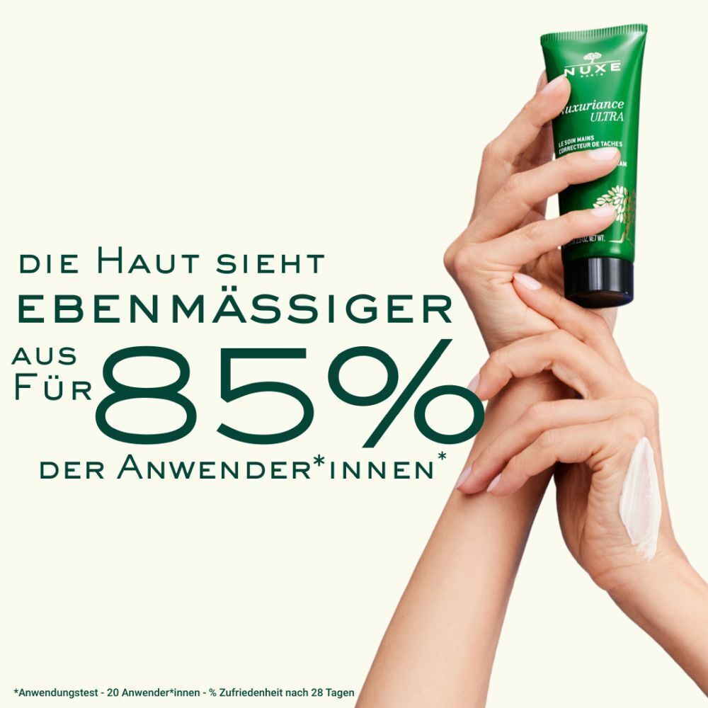 Hände halten Tube NUXE Nuxuriance Ultra Handcreme. Aufschrift: THE DARK SPOT CORRECTING HAND CREAM. Creme auf Haut.
