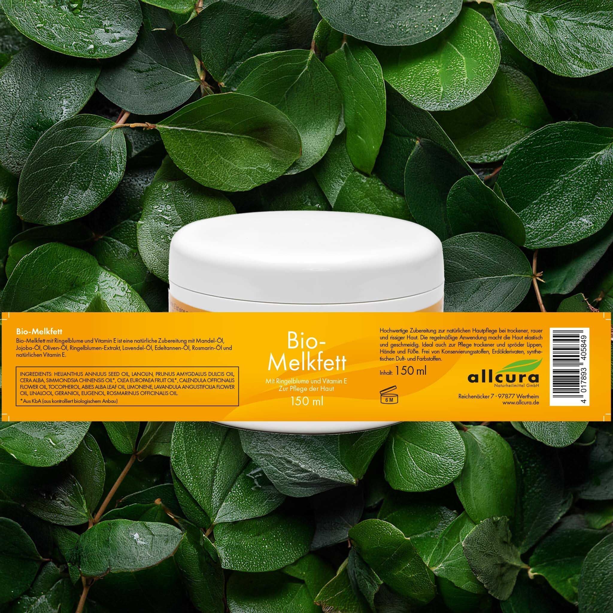 Gelbes Etikett mit Produktinformationen vor grünem Blattwerk. Aufschrift: Bio Melkfett, 150 ml. Allcura Logo.