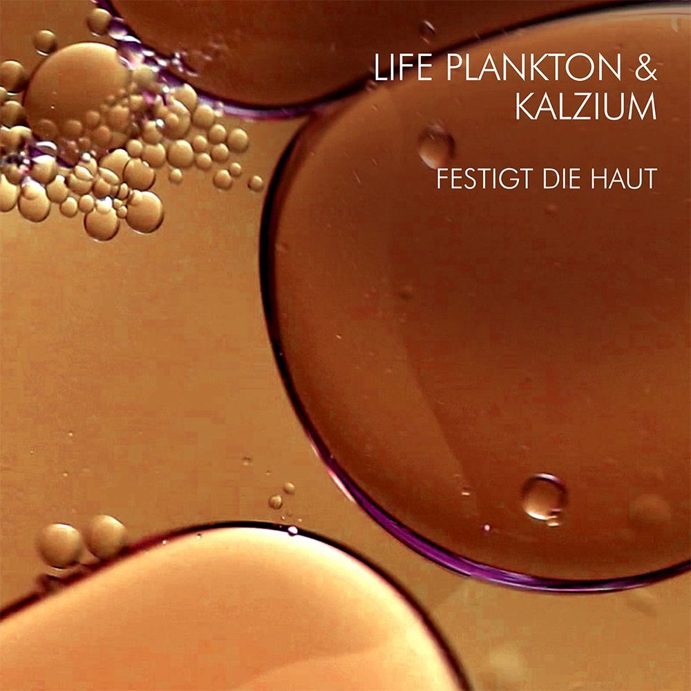 Nahaufnahme von Flüssigkeiten mit Blasen. Braune und orangefarbene Flüssigkeiten. Text: LIFE PLANKTON & KALZIUM, FESTIGT DIE HAUT.