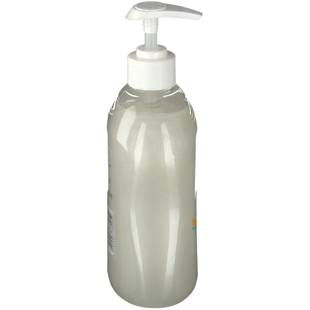 Flüssigseifenflasche mit Pumpverschluss. Transparente Flasche mit cremiger Flüssigkeit. Seitenansicht.