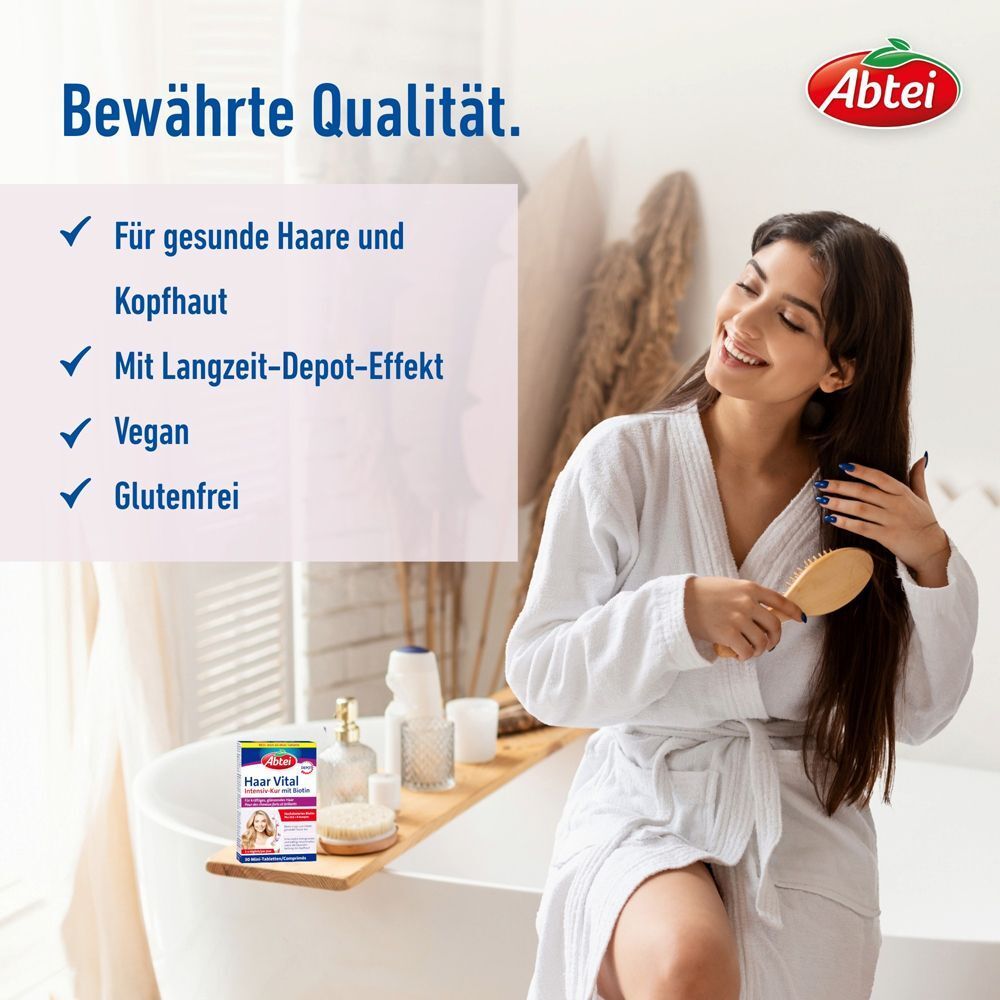 Frau kämmt sich die Haare. Text: Bewährte Qualität. Für gesunde Haare und Kopfhaut, mit Langzeit-Depot-Effekt, Vegan, Glutenfrei. Abtei Haar Vital Packung.