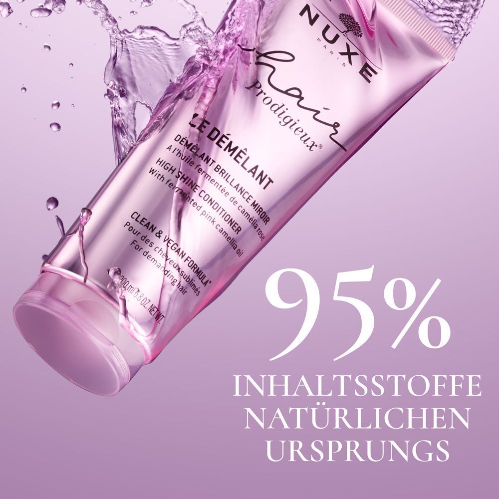 Rosa Tube mit Produktnamen und Wasser spritzt. Text: 95% INHALTSSTOFFE NATÜRLICHEN URSPRUNGS.