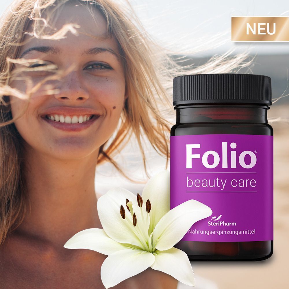 Frau mit blonden Haaren lächelt. Flasche Folio beauty care Kapseln. Lilie. Strandhintergrund. Neu-Label.