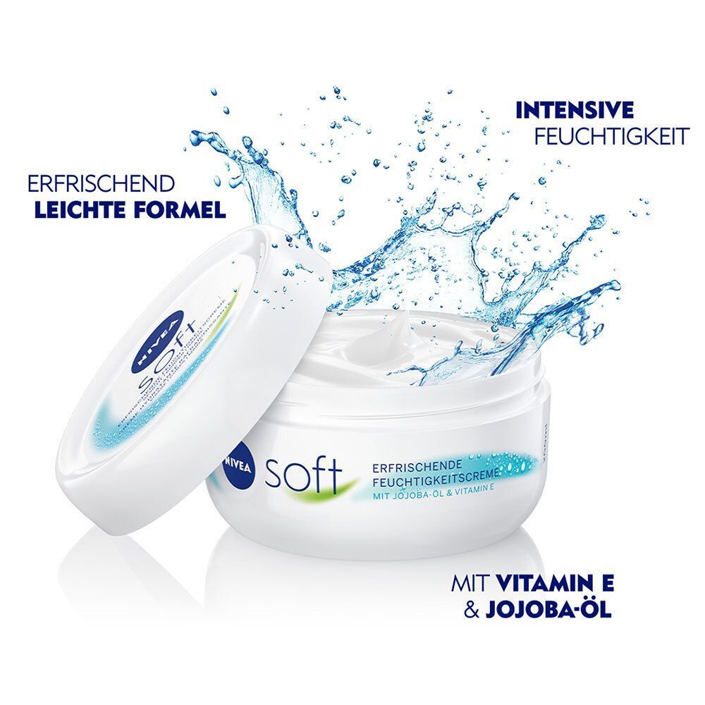 Weißer Tiegel mit geöffnetem Deckel und Wasserspritzern. Aufschrift: NIVEA soft. Erfrischende Feuchtigkeitscreme. Mit Vitamin E & Jojoba-Öl.