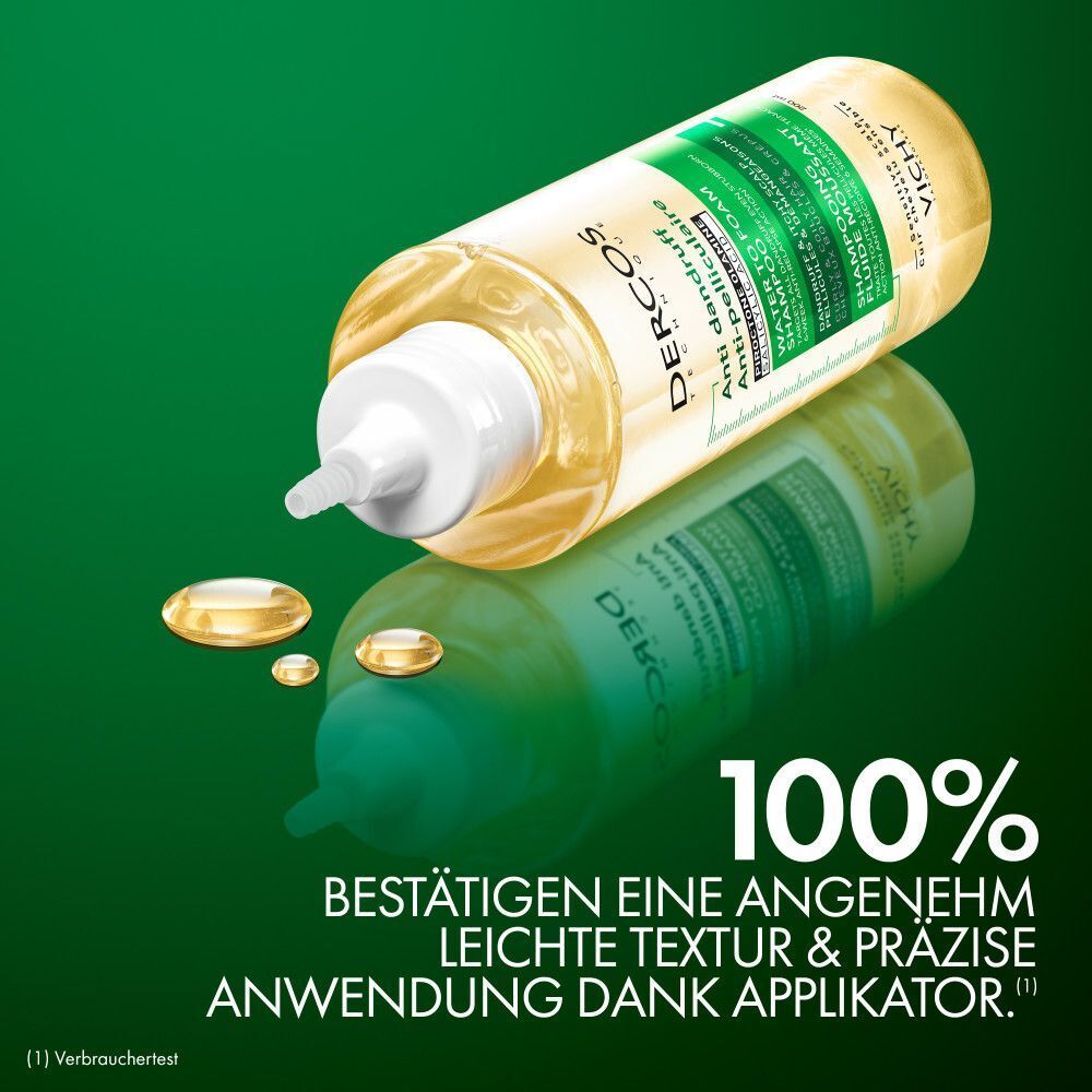 Vichy Dercos Anti-Schuppen Shampoo-Flasche mit Applikator. Auf grünem Hintergrund mit Produkt-Reflexion und Tropfen.