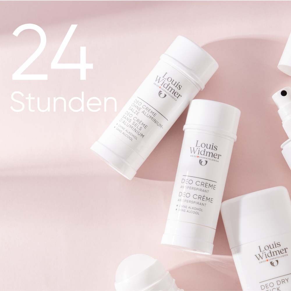 Mehrere weiße Deo Creme-Sticks von Louis Widmer auf rosa Hintergrund. Aufschrift: Deo Creme ohne Aluminiumsalze, ohne Alkohol.