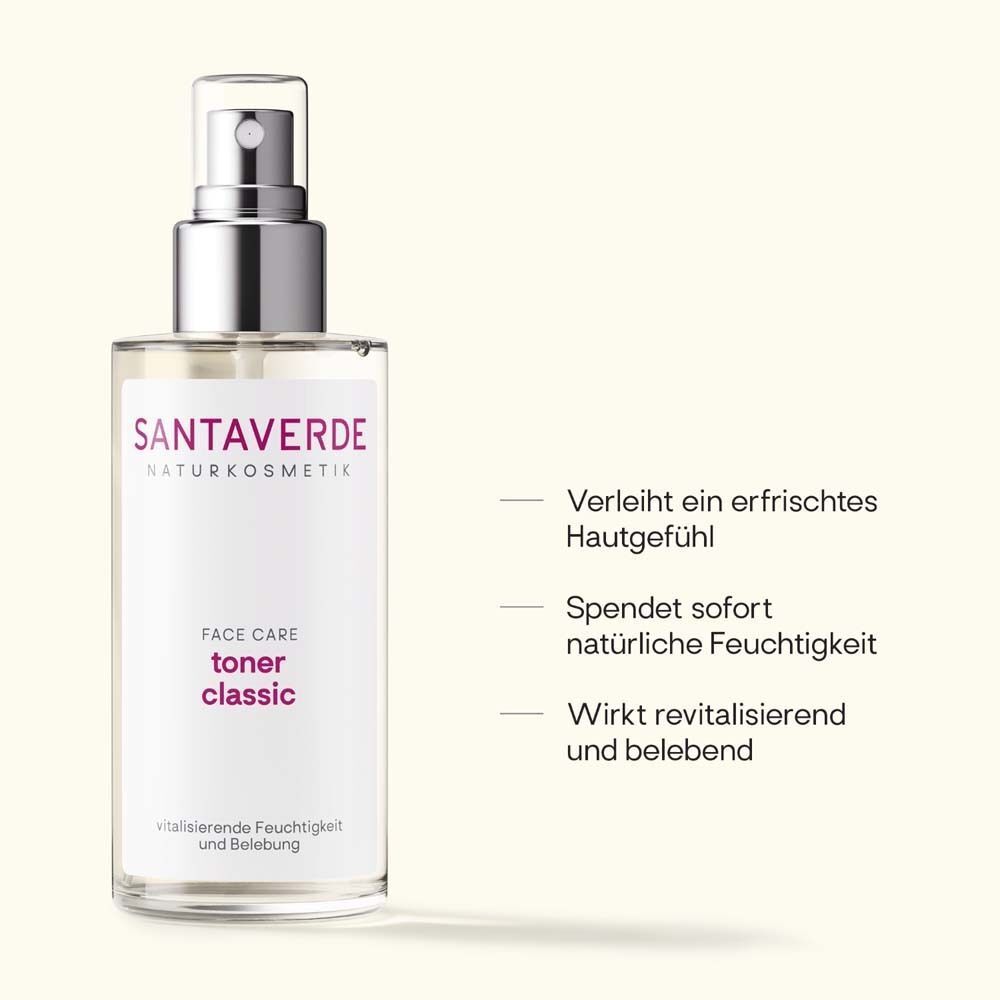SANTAVERDE Toner Classic. Klare Flüssigkeit, weißes Etikett, silberner Sprühkopf. Text: Face Care, Toner Classic. Text: vitalisierende Feuchtigkeit.