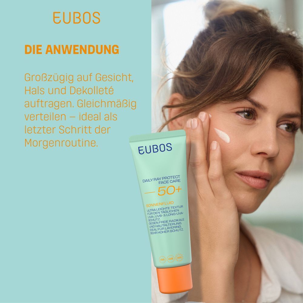 Frau trägt Fluid auf. EUBOS DAILY RAY PROTECT FACE CARE 50+ Tube. Text: Auf Gesicht, Hals und Dekolleté auftragen.