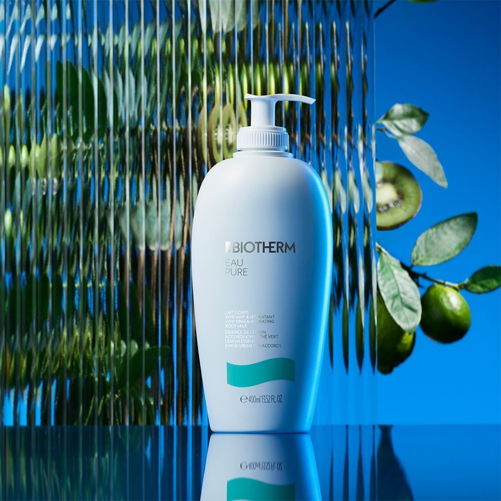 Weiße Flasche mit Pumpverschluss. Aufschrift "BIOTHERM Eau Pure". Hintergrund: blau und grüne Blätter.