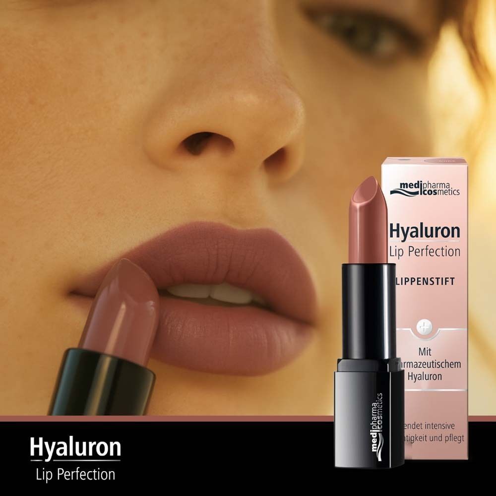 Lippenstift wird auf Lippen aufgetragen. Verpackung mit Produktnamen und Inhaltsstoffen. Marke: medipharma cosmetics.