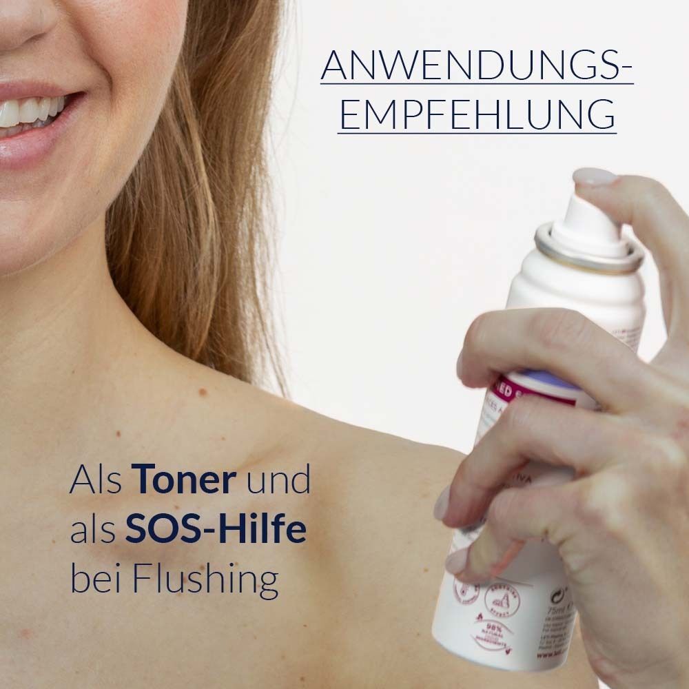 Anwendungsempfehlung. Eine Frau sprüht das Gesichtsspray auf ihren Hals. Aufschrift: Als Toner und als SOS-Hilfe bei Flushing.