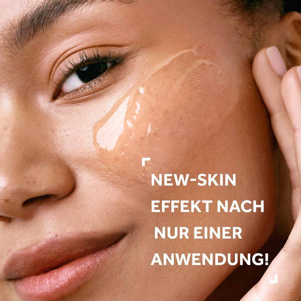 Nahaufnahme eines Gesichts mit aufgetragener, transparenter Substanz. Text: NEW-SKIN Effekt nach nur einer Anwendung!