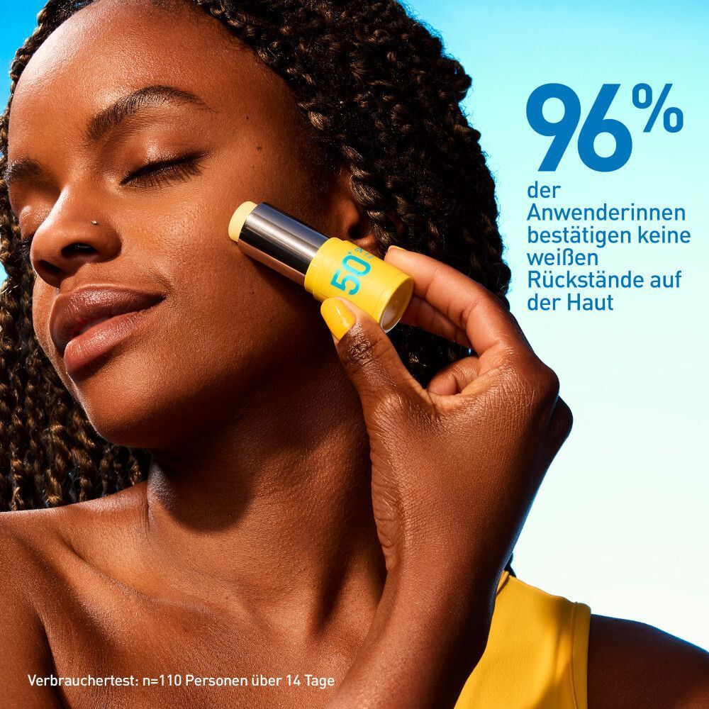 Frau trägt CeraVe Invisible Sun Stick LSF 50+ auf die Wange auf. 96% bestätigen keine Rückstände.