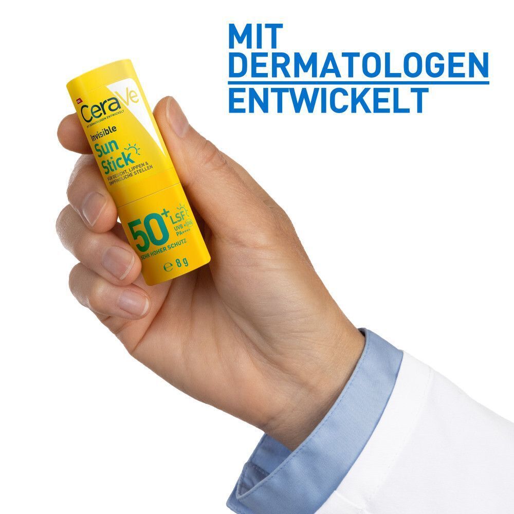 Hand hält CeraVe Invisible Sun Stick LSF 50+, 8g. Von Dermatologen entwickelt.