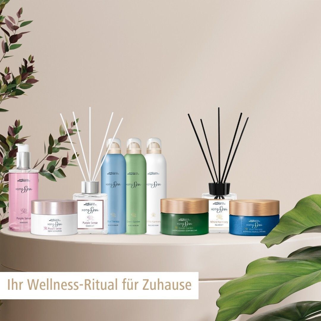 Verschiedene Home Spa Produkte auf einer Plattform. Text: Ihr Wellness-Ritual für Zuhause.