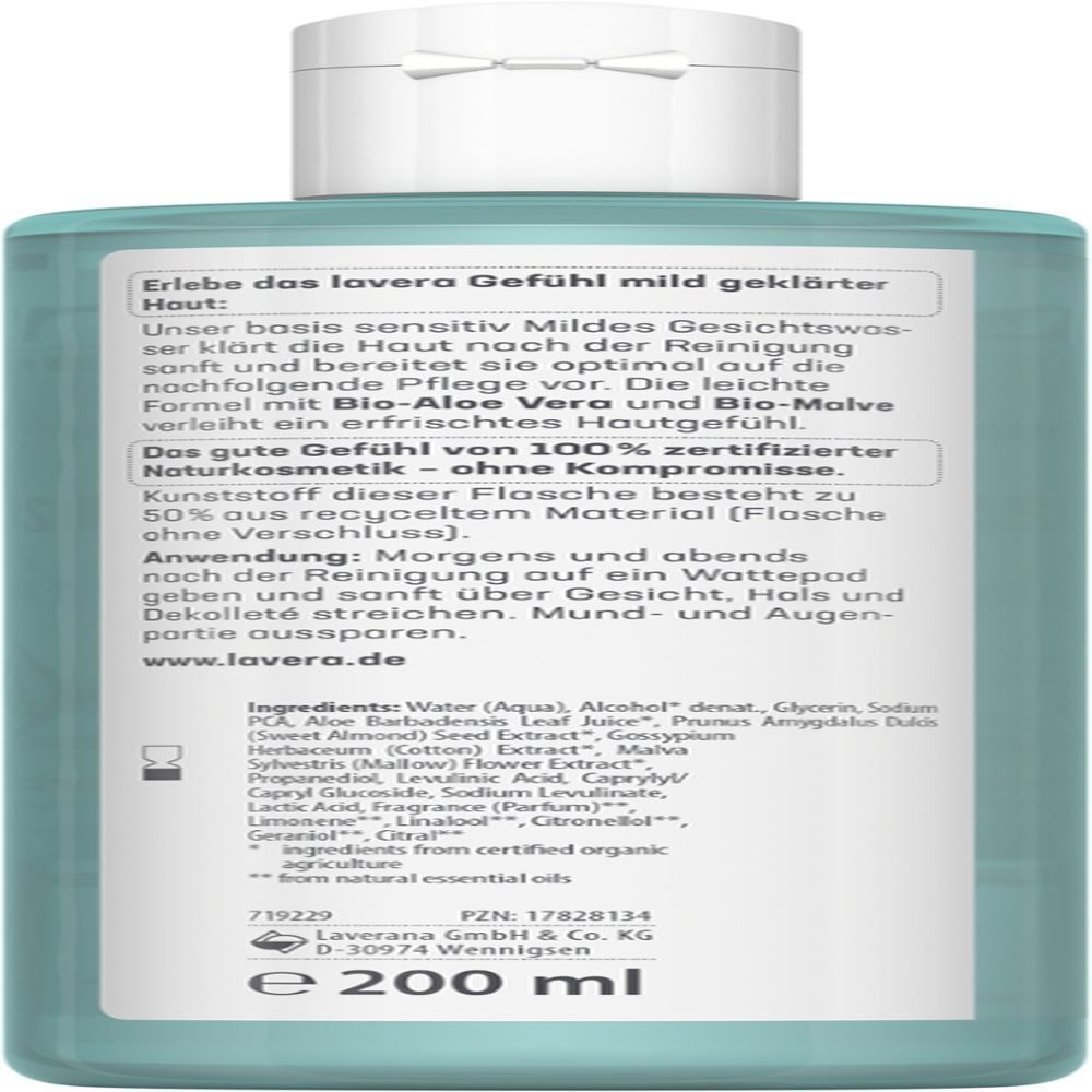 Rückseite einer hellblauen Flasche Gesichtswasser. Text: Inhaltsstoffe, Anwendung, Zertifizierung. Aufschrift: lavera.