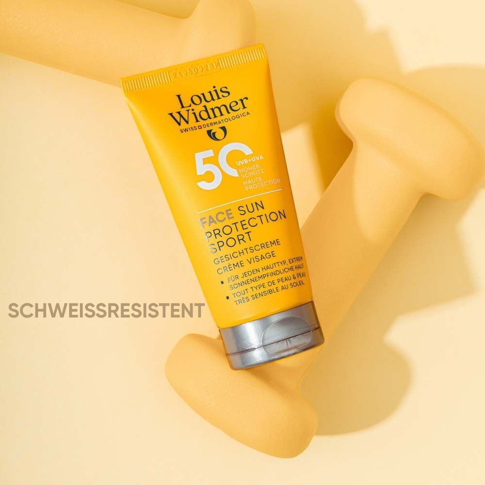 Gelbe Tube Louis Widmer Sun Protection Sport 50+ auf gelbem Hintergrund. Text: Face Sun Protection Sport, schweissresistent.