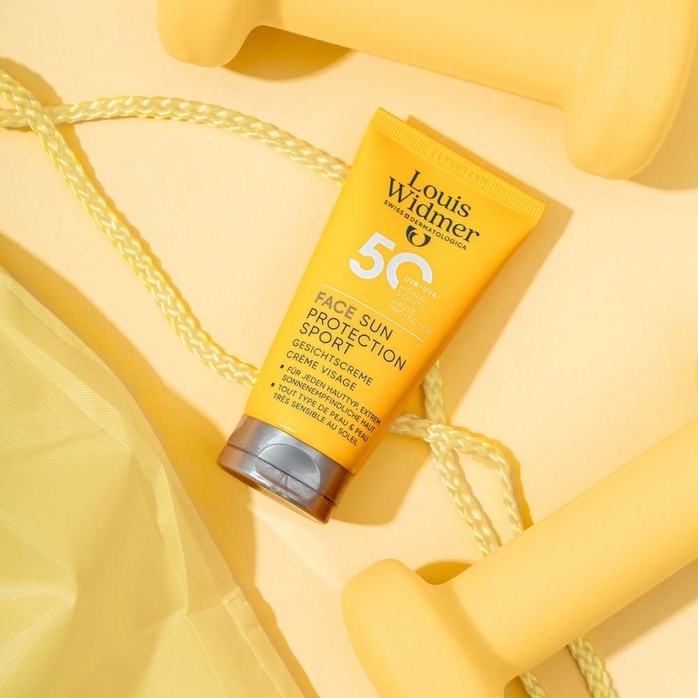 Gelbe Tube Louis Widmer Sun Protection Sport 50+ auf gelbem Hintergrund. Text: Face Sun Protection Sport.