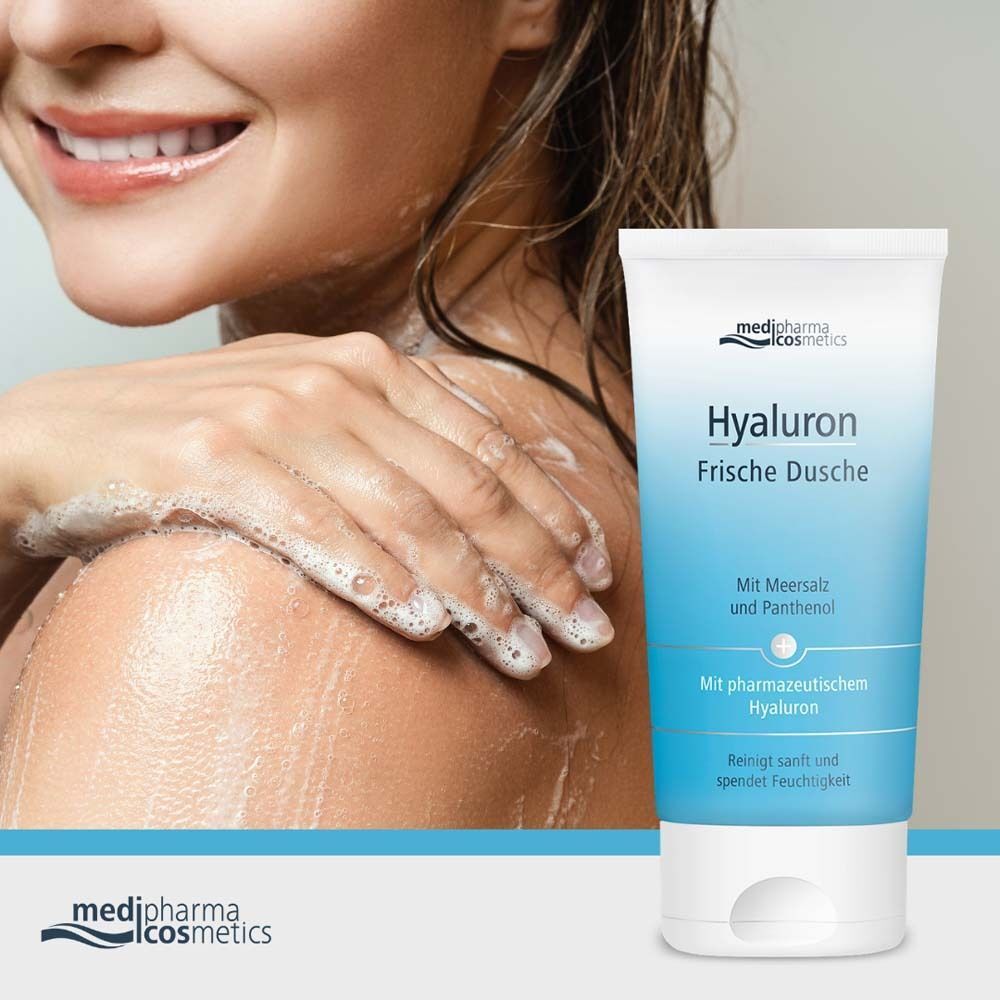 Frau wäscht sich mit Hyaluron Frische Dusche. Blaue Tube mit weißem Deckel. Text: medipharma cosmetics, Hyaluron, Frische Dusche, Meersalz, Panthenol.