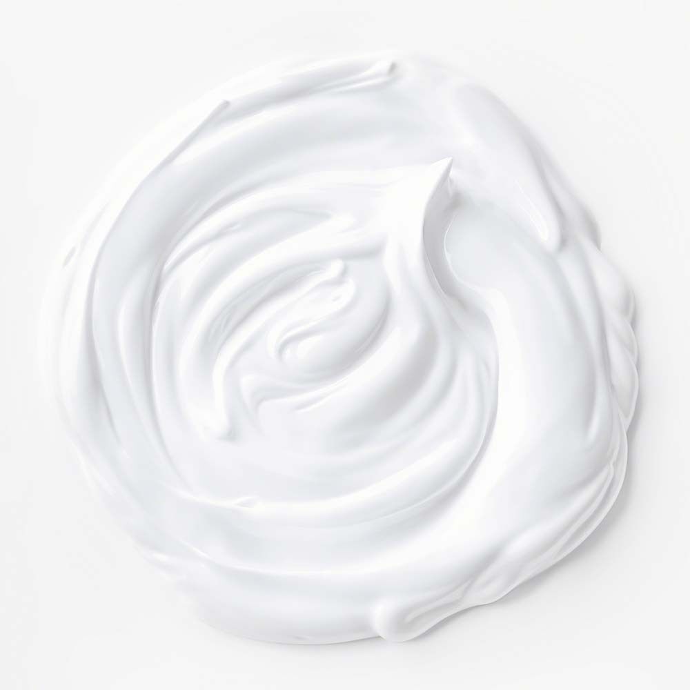 Ein aufgewirbelter Klecks weißer Creme auf weißem Hintergrund.