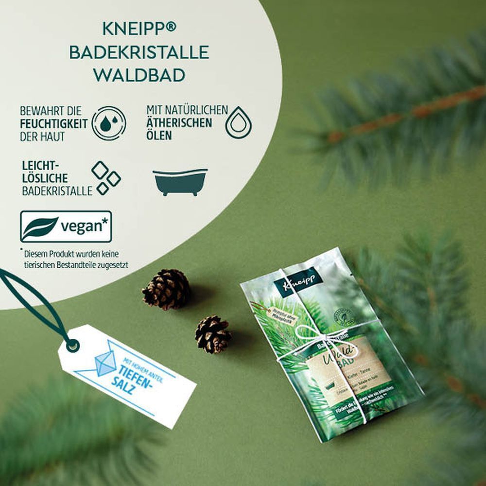 Produktverpackung mit Badekristallen, Tannenzapfen und Anhänger. Enthält Informationen zu Inhaltsstoffen und Zertifizierungen.