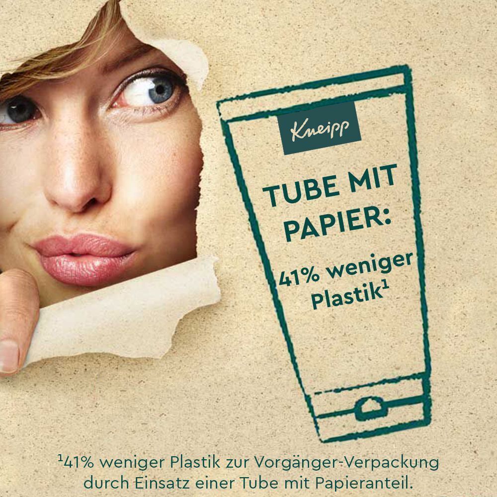 Frau reißt Papier auf, dahinter Tube mit Papieranteil. Text: 41% weniger Plastik.