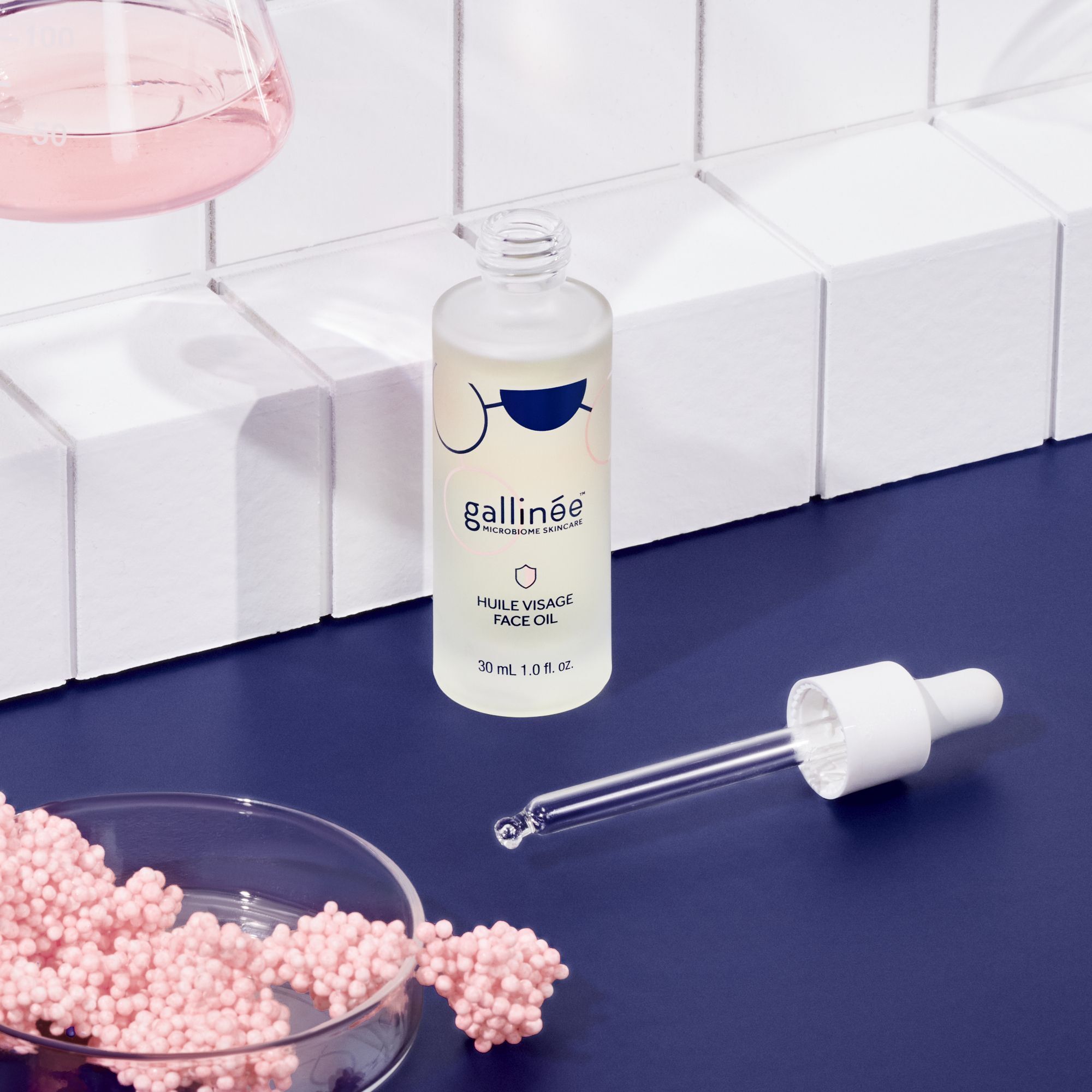 Gesichtsöl-Flasche mit Pipette. Aufschrift: gallinée, Huile Visage Face Oil, 30 ml 1.0 fl. oz. Auf blauem Untergrund.