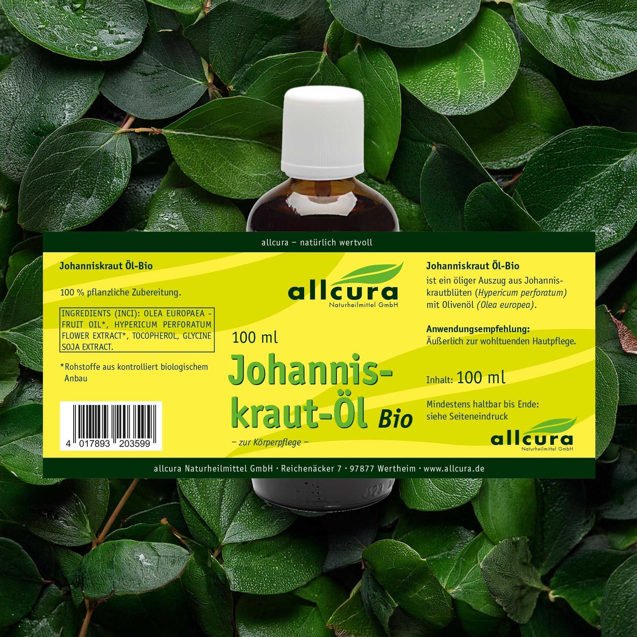 Braune Glasflasche mit weißem Verschluss. Etikett "allcura Johanniskraut-Öl Bio" auf grünem Blattwerk.