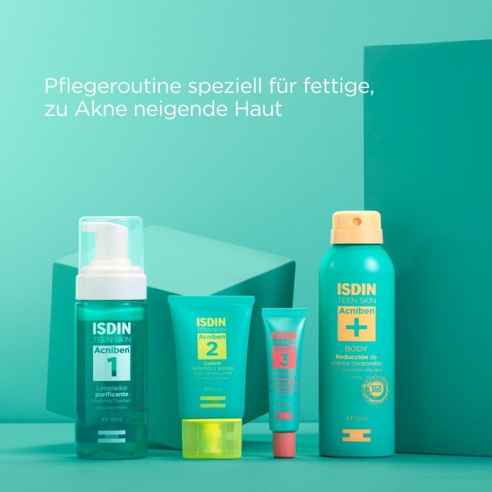 Pflege-Routine für fettige, zu Akne neigende Haut. Vier Produkte: Reinigungsschaum, Tube, Tube, Spray. Türkisgrüner Hintergrund.