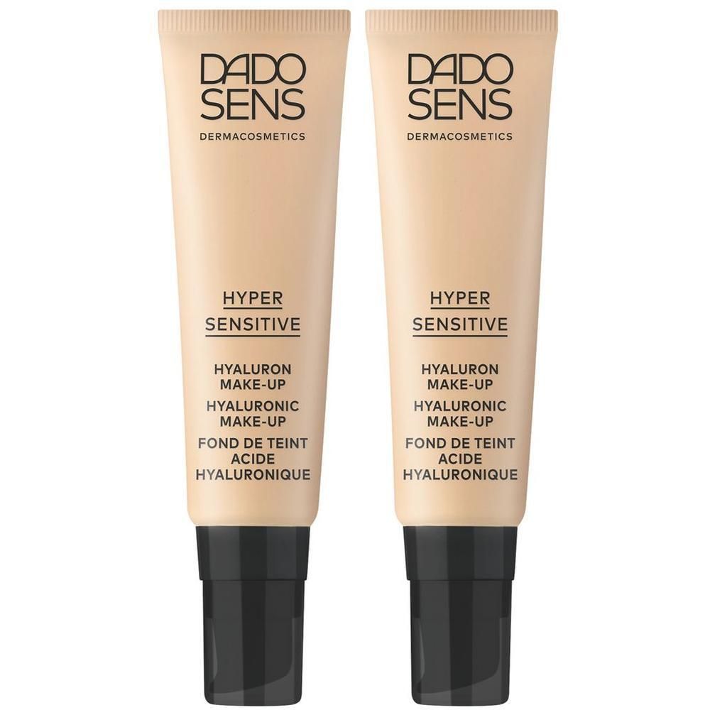Zwei Tuben DADO SENS Make-up. Aufschrift: HYPER SENSITIVE, Hyaluron Make-up. Beige Tuben mit schwarzem Verschluss.