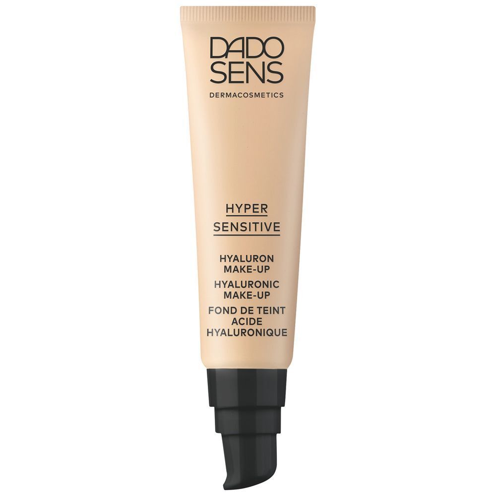 Eine Tube DADO SENS Make-up. Aufschrift: HYPER SENSITIVE, Hyaluron Make-up. Beige Tube mit schwarzem Verschluss.
