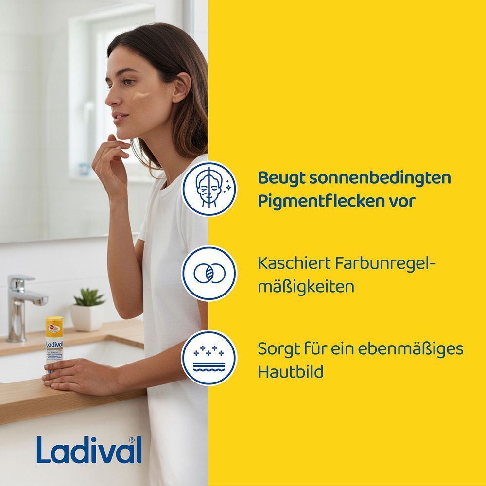 Frau im Badezimmer. LADIVAL Flasche. Text: Beugt sonnenbedingten Pigmentflecken vor. Sorgt für ebenmäßiges Hautbild.