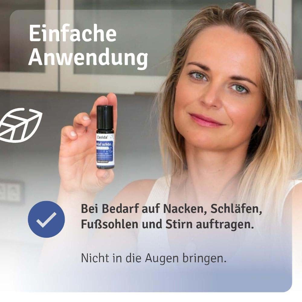 Frau hält Roll-on. Text: Casida, Schlaf schön, Gute Nacht Roll-On. Bei Bedarf auf Nacken, Schläfen, Fußsohlen und Stirn auftragen. Nicht in die Augen bringen.