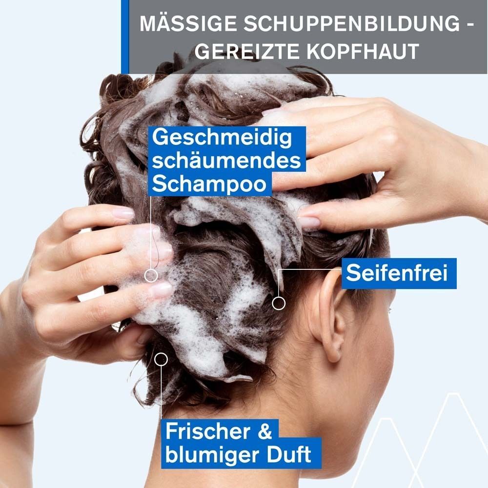 Person wäscht Haare mit Shampoo. Text: Geschmeidig schäumendes Shampoo, seifenfrei, frischer & blumiger Duft.