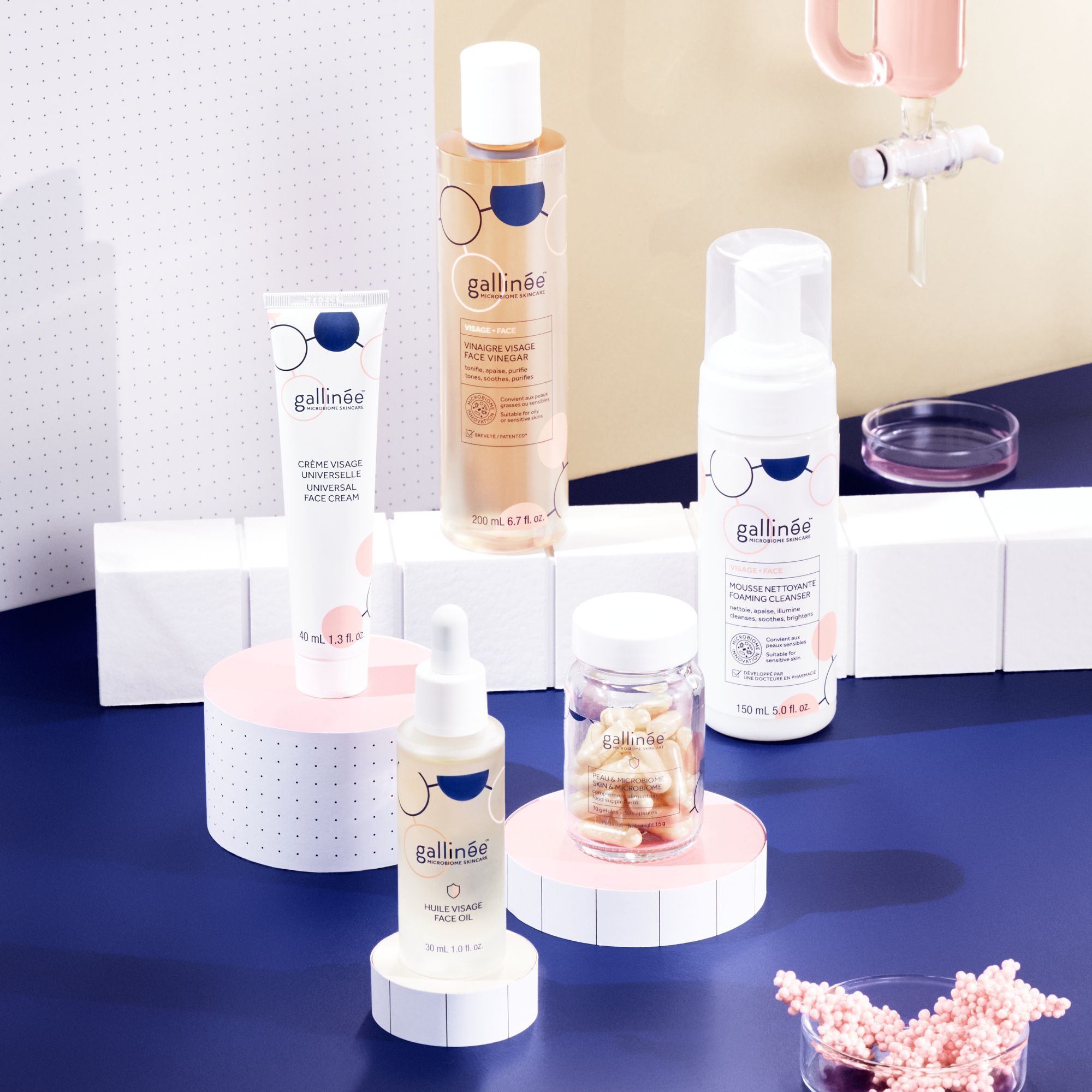 Verschiedene Produkte auf Podesten. Face Vinegar, Gesichtscreme, Gesichtsöl, Reinigungsschaum, Kapseln.