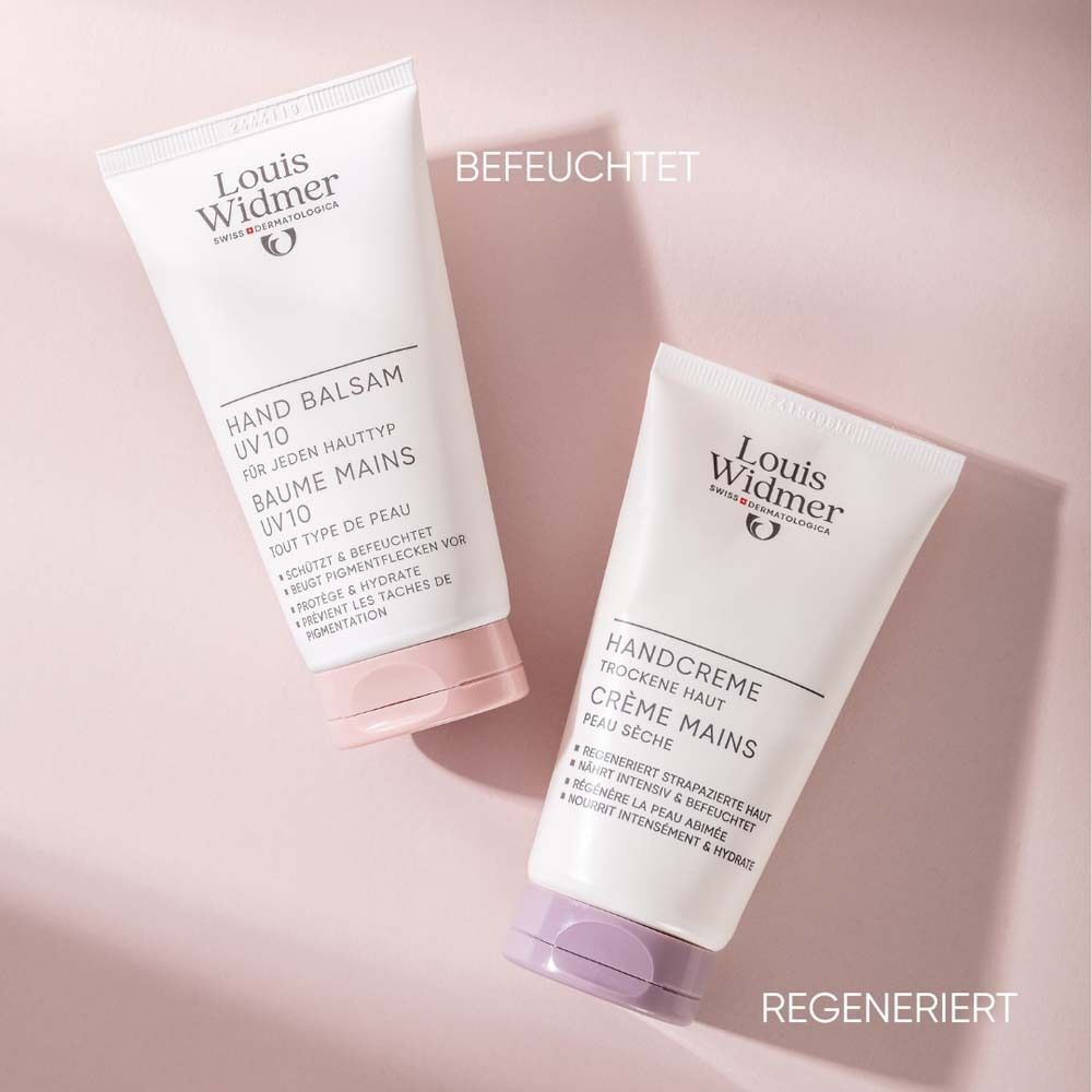 Zwei Tuben Handcreme und Handbalsam. Aufschrift: Handcreme, trockene Haut, Crème Mains, Peau sèche. Handbalsam UV10. Marke: Louis Widmer.