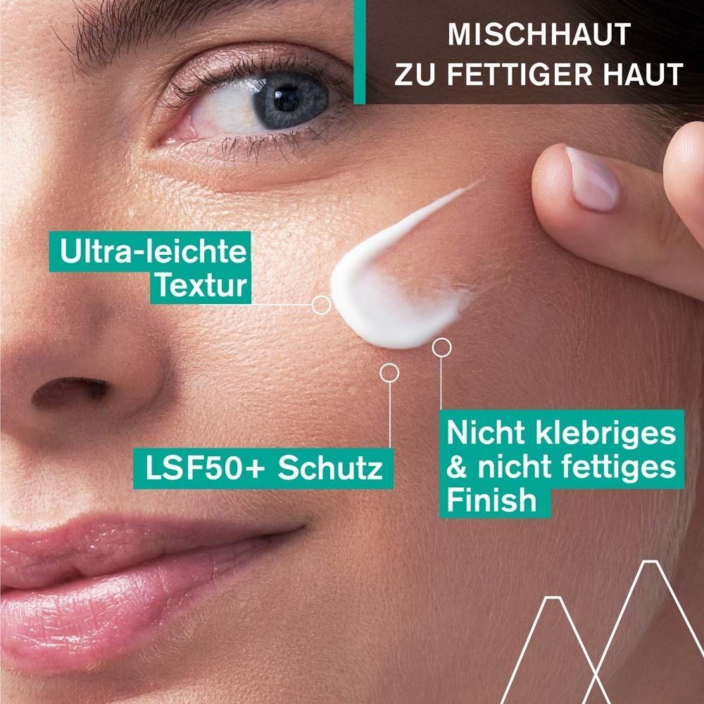 Nahaufnahme einer Hautpartie mit aufgetragener Creme. Text-Hinweise: Ultra-leichte Textur, LSF50+ Schutz, Nicht klebendes & nicht fettiges Finish.