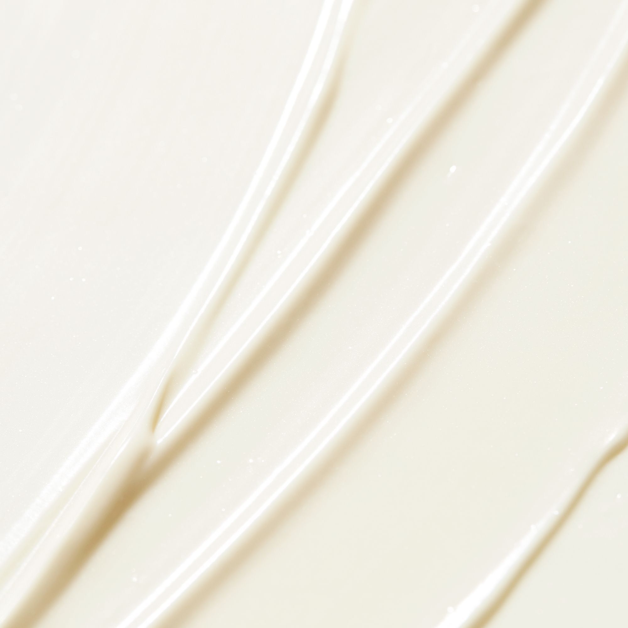 Nahaufnahme von weißer Sonnencreme-Textur. Cremige, glatte Textur mit sichtbaren Streifen.