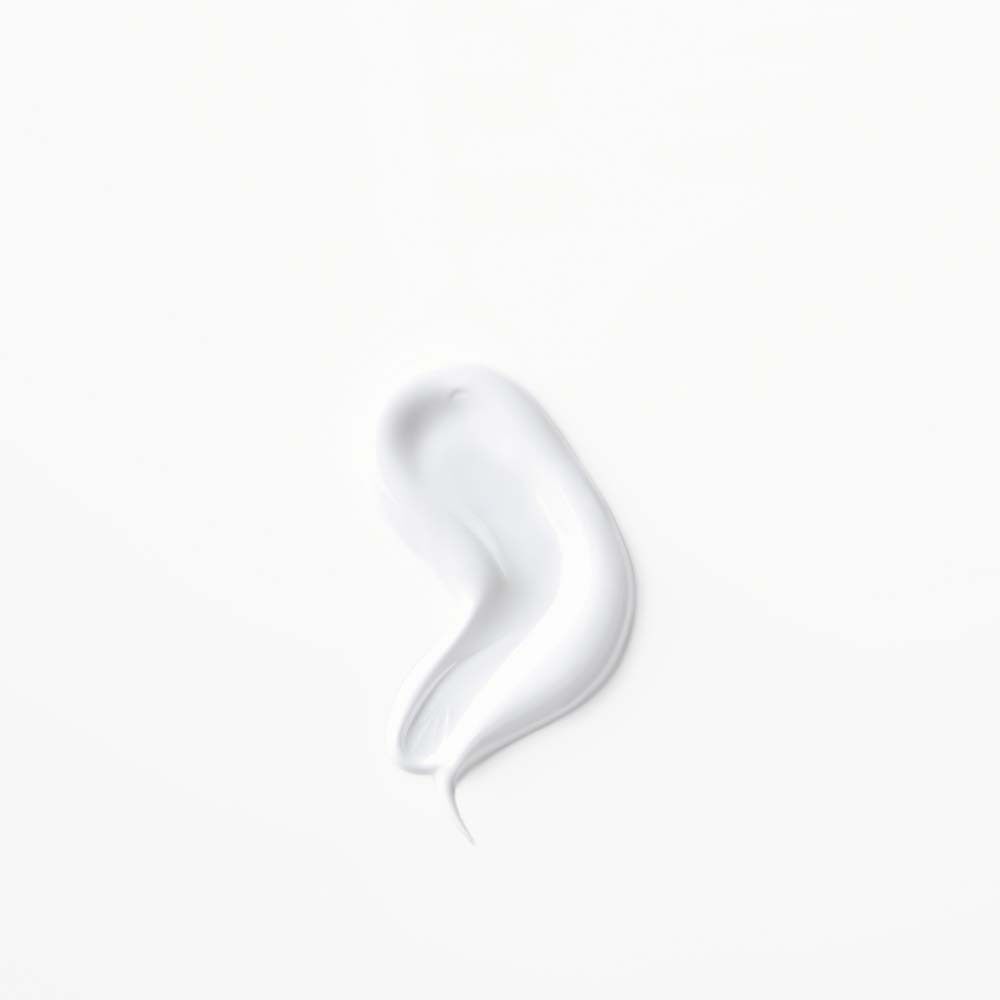 Ein Tupfer weißer ANNEMARIE BÖRLIND ZZ SENSITIVE Augencreme auf weißem Hintergrund.