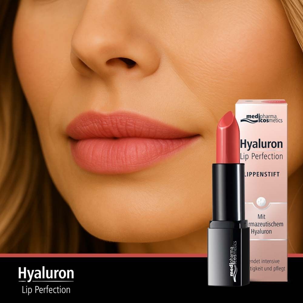 Nahaufnahme von Lippen mit Lippenstift. Lippenstift daneben, Verpackung sichtbar. Marke und Produktname erkennbar.