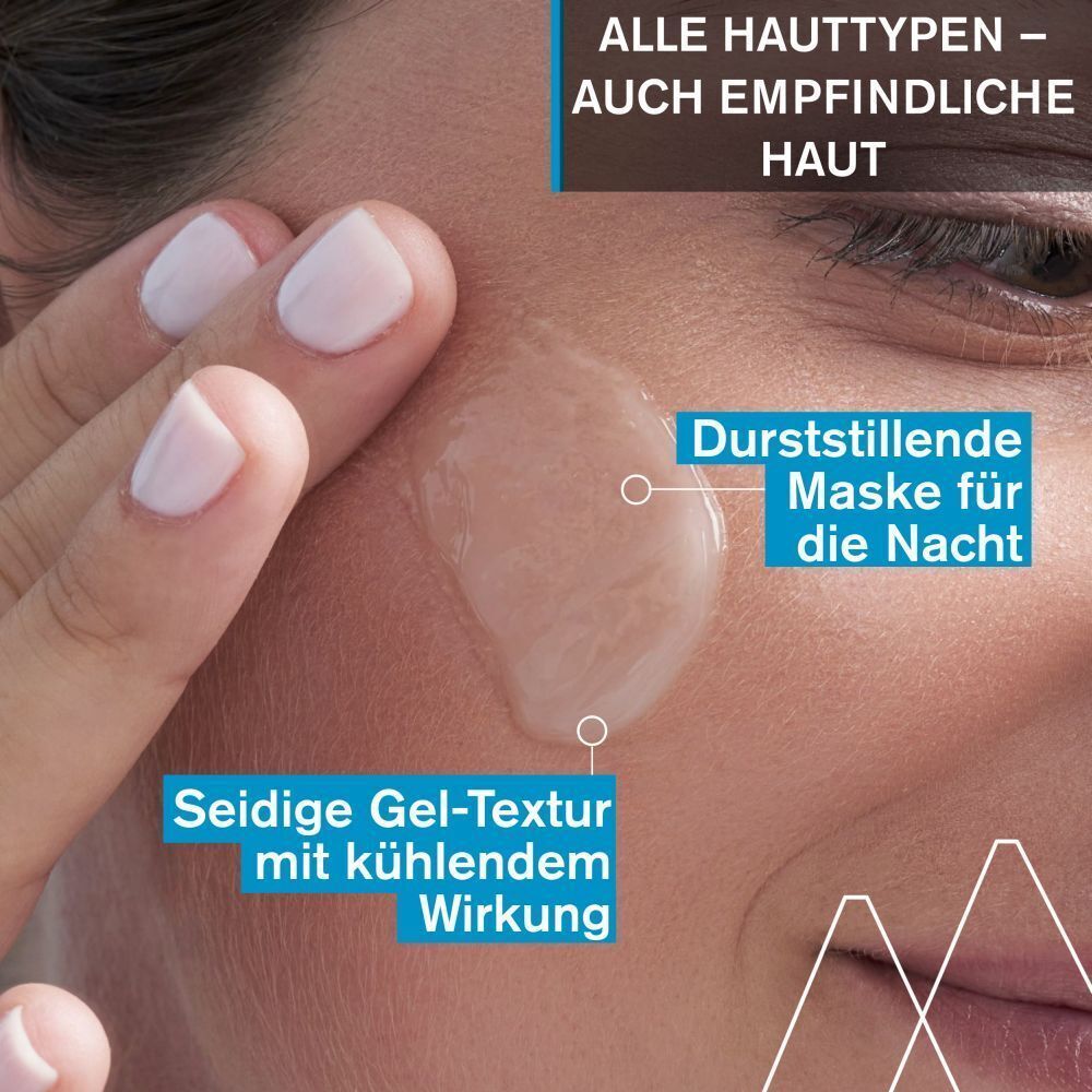Nahaufnahme einer Frau, die ein Gel auf ihr Gesicht aufträgt. Text: Durststillende Maske für die Nacht. Seidige Gel-Textur mit kühlendem Wirkung.