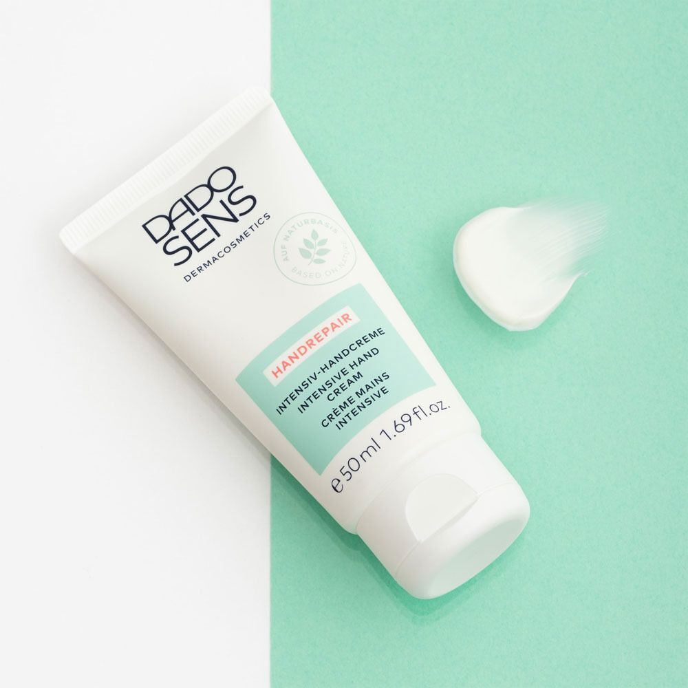 Eine Tube DADO SENS HANDREPAIR Intensiv-Handcreme, 50ml, mit einer Creme-Probe.