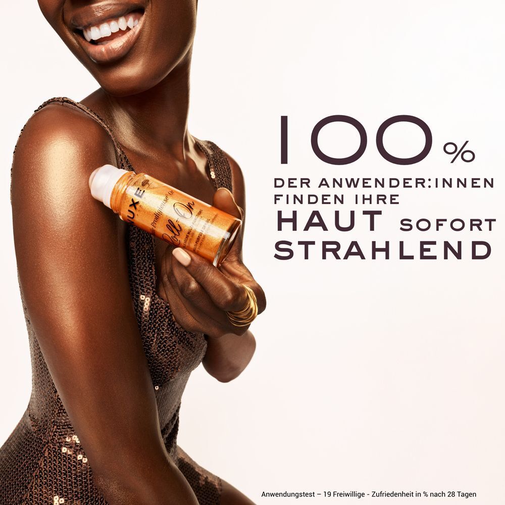 Dunkelhäutige Frau hält goldfarbene Roll-on-Flasche. Text: 100% der Anwender finden Haut sofort strahlend.