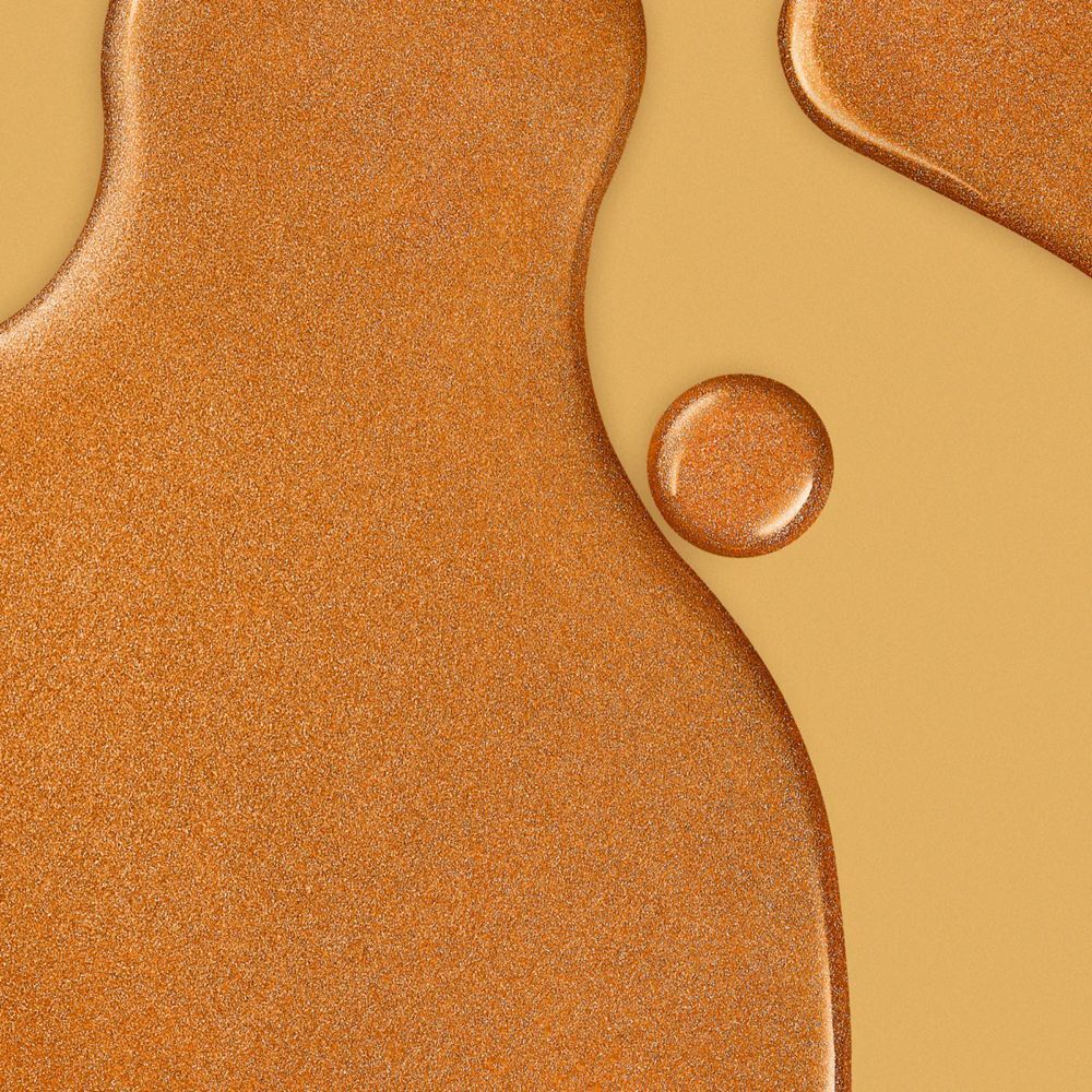 Goldfarbene Flüssigkeit mit einem Tropfen. Hintergrund gelb.