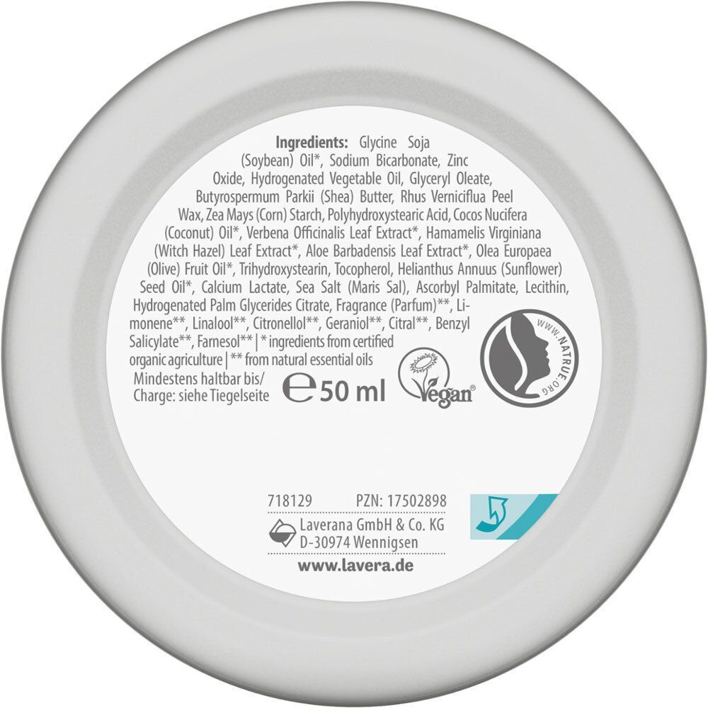 Runder Behälterboden mit Inhaltsangaben und Logos. Enthält: Glycine Soja Oil, Sodium Bicarbonate, Zinc Oxide, Hydrogenated Vegetable Oil, etc. Vegan-Logo und Natrue-Siegel.