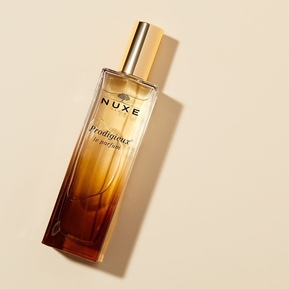 Rechteckiger Glasflakon mit goldener Kappe. Aufschrift: NUXE Paris, Prodigieux le parfum. Schräg gestellt.