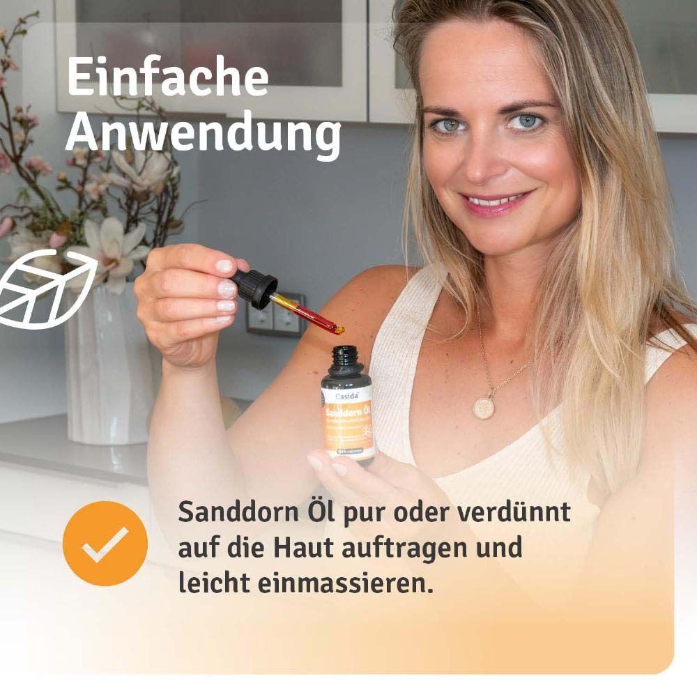 Frau hält Flasche Casida Sanddornöl Fruchtfleischöl, zeigt Pipette. Text: Einfache Anwendung.