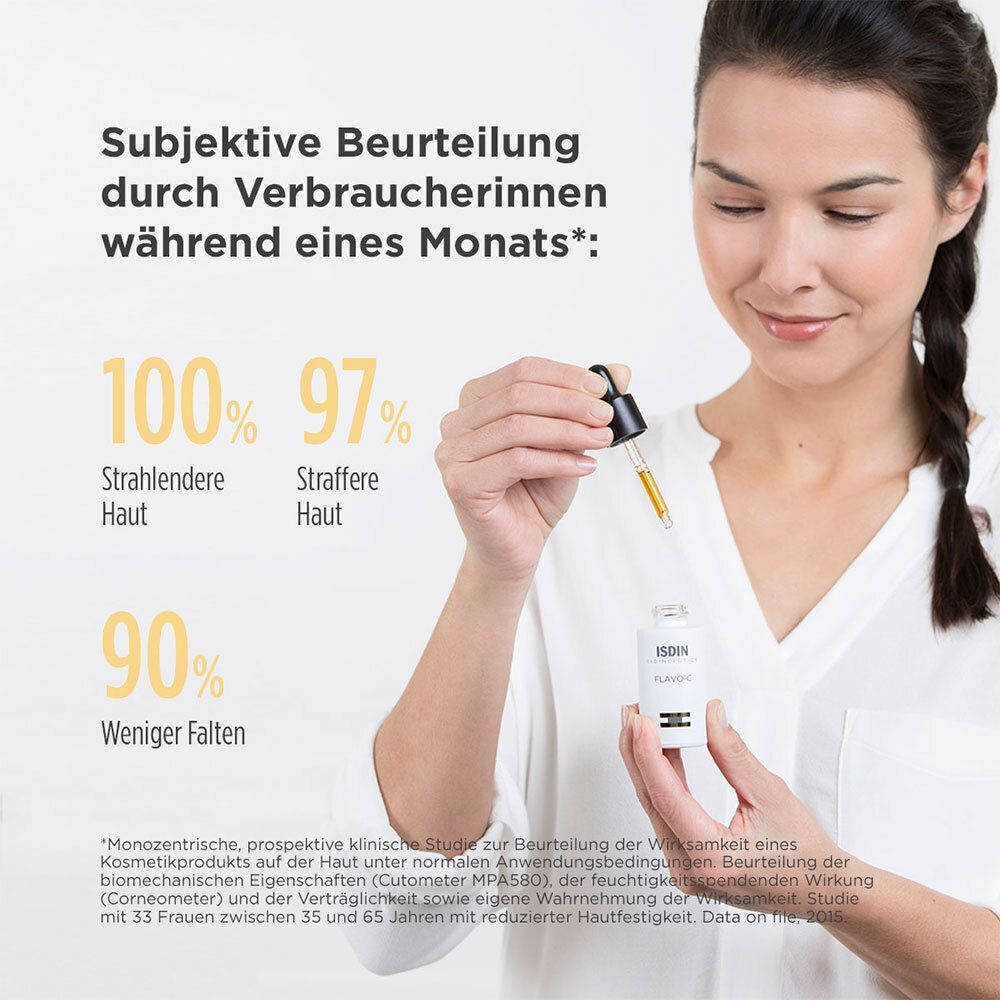 Frau hält Flasche mit Pipette. Aufschrift ISDIN Flavo-C. Text mit Prozentangaben: strahlendere Haut, straffere Haut, weniger Falten.