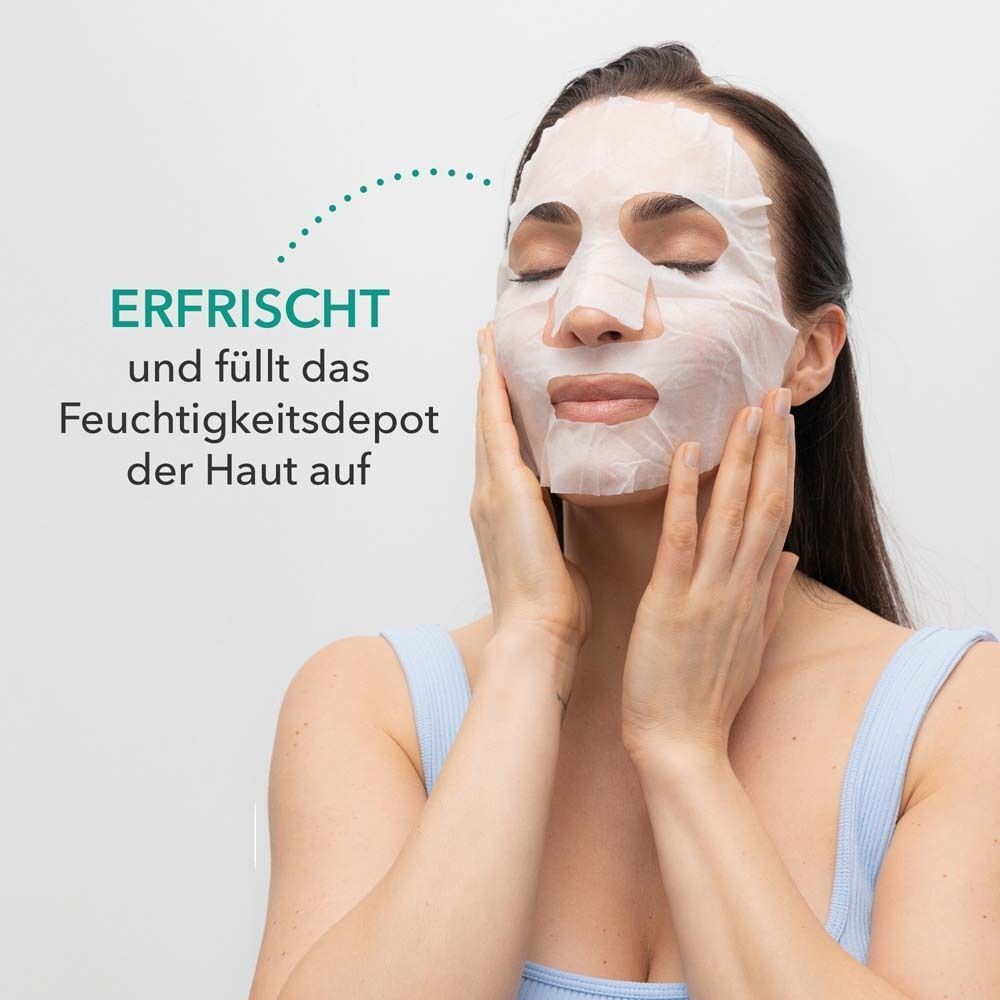Frau mit Gesichtsmaske. Text: Erfrischt und füllt das Feuchtigkeitsdepot der Haut auf.